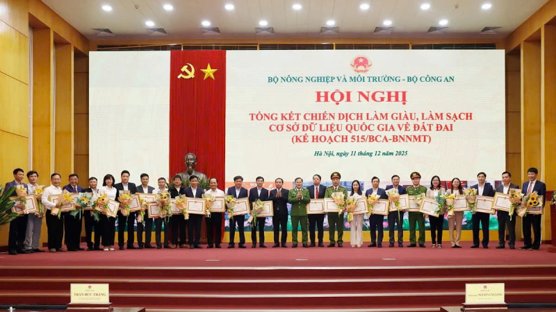 Bộ trưởng Bộ NN&MT Trần Đức Thắng và Thượng tướng Nguyễn Văn Long, Thứ trưởng Bộ Công an tặng Bằng khen cho các đơn vị có thành tích xuất sắc trong thực hiện phong trào thi đua “Làm giàu, làm sạch cơ sở dữ liệu quốc gia về đất đai”