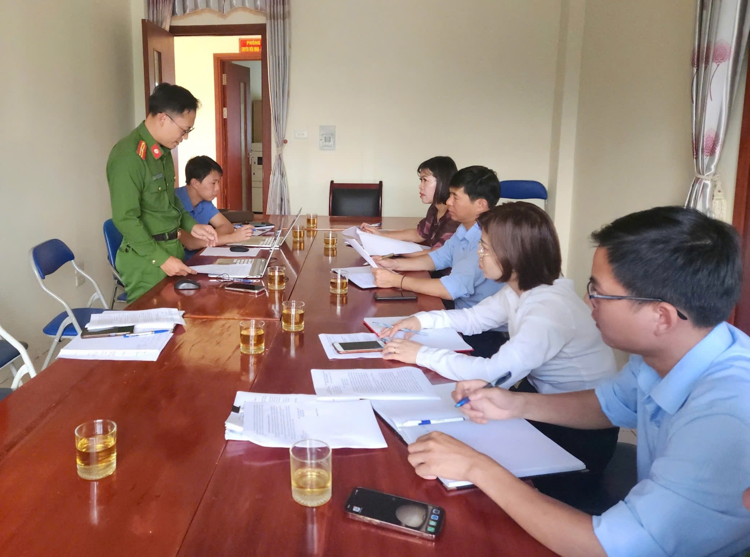 Quang cảnh buổi kiểm tra, đôn đốc chiến dịch làm sạch dữ liệu tại UBND phường Đoàn Kết và Tân Phong, tinh Lau Châu