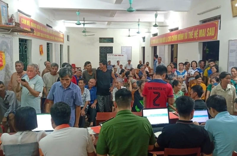 Tổ công tác thu thập dữ liệu đất đai của xã Hoằng Hóa tăng cường thời gian buổi tối để thu thập dữ liệu các thửa đất